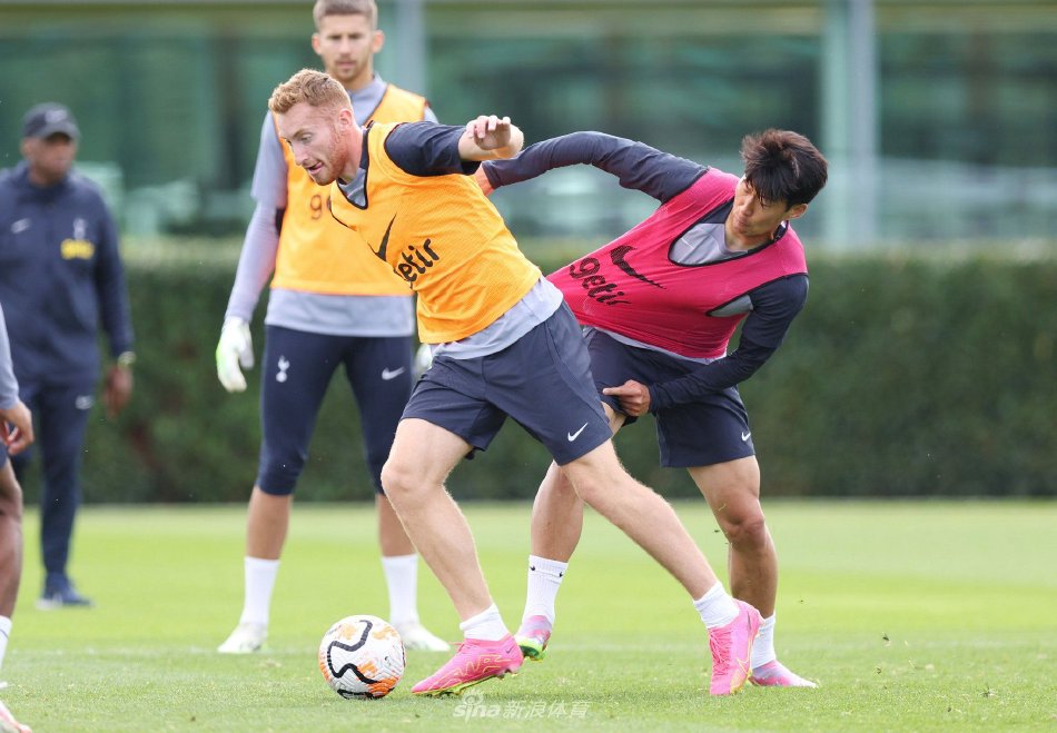 足球比赛中 足球比赛中